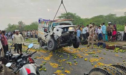 आगरा में राष्ट्रीय राजमार्ग-9 पर एक लोडर वाहन के फ्लाईओवर से नीचे गिरने से चार लोगों की मौत