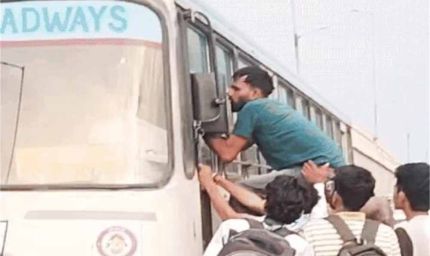 हिसार में रोडवेज के एक कंडक्टर पर कुछ युवक-युवतियों ने लाठी-डंडों से हमला कर गंभीर रूप से घायल