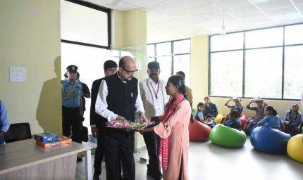 राज्यपाल रमेन डेका ने बीजापुर के सेन्ट्रल लाईब्रेरी का किया अवलोकन