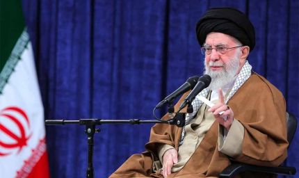 अयातुल्ला अली खामेनेई के नेतृत्व वाली ईरान की सत्तारूढ़ व्यवस्था वर्तमान में इजरायल के हवाई हमलों के कारण भारी दबाव