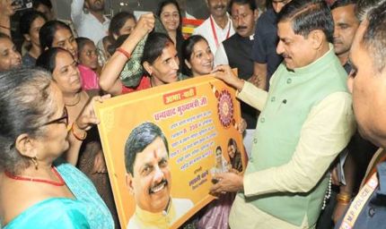 मुख्यमंत्री डॉ. यादव को ग्वालियर की लाड़ली बहनाओं ने सौंपा बधाई पत्र