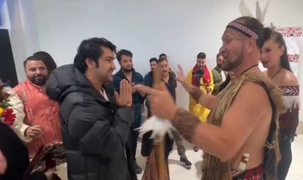 सात समुंदर पार न्यूजीलैंड में बाबा बागेश्वर के दीवाने हुए भक्त, शास्त्री का महिलाओं ने किया अनोखा स्वागत