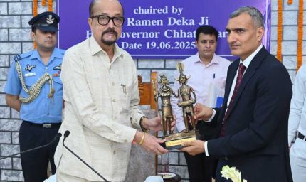 राज्यपाल डेका ने बेमेतरा जिले में प्रशासनिक अधिकारियों के साथ बैठक