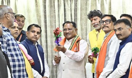 मुख्यमंत्री  विष्णु देव साय को बस्तर के ऐतिहासिक ‘गोंचा महापर्व’ का आमंत्रण : ‘तुपकी’ भेंट कर किया गया सम्मान