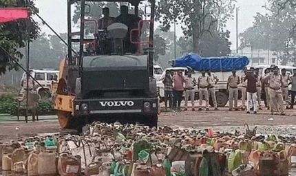 कोरबा में 10 हजार लीटर शराब पर चला बुलडोजर, 16 लाख की अवैध शराब नष्ट, 9 सालों से जब्त देसी-विदेशी शराब को हटाया