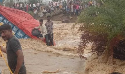 श्योपुर में खिरखिरी गांव की नदी उफान पर,नाला पार कर रही ट्रैक्टर-ट्रॉली बही