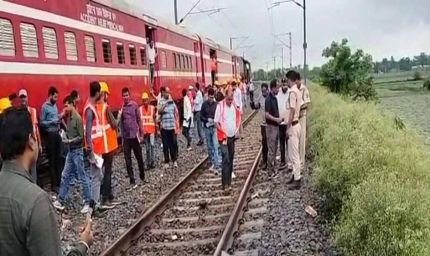 कटिहार-बरौनी रेलखंड पर अवध-असम एक्सप्रेस ट्रेन की टक्कर में एक ट्रॉलीमैन की मौत