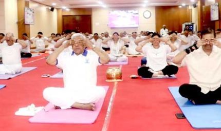 राज्यपाल मंगुभाई पटेल के नेतृत्व में राजभवन में हुआ सामूहिक योगाभ्यास