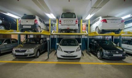 राजधानी के पंडरी स्थित महालक्ष्मी कपड़ा मार्केट में शुरू हुई पहली मैकेनाइज्ड कार पार्किंग