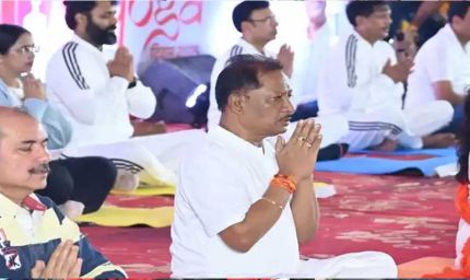 सीएम साय  ने जशपुर में लगाया आसन, नेता और अधिकारियों ने भी किया योगा