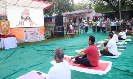 दौसा के गेटोलाव धाम में 11वां अंतरराष्ट्रीय योग दिवस मनाया, कर्नल राज्यवर्धन राठौड़ ने भी किया योगाभ्यास