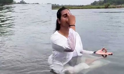 योग एक्सपर्ट श्वेता ने किया एक्वा योग, बताया सामान्य और पानी में योगाभ्यास में क्या अंतर