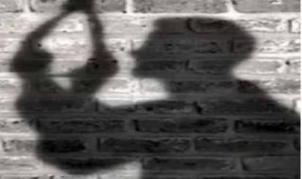 गुजरात में माता-पिता केक खरीदने बाहर चले गए, जब वे वापस लौटे तो दंग रह गए, बेटे को पर्दे की रॉड से लटका हुआ पाया