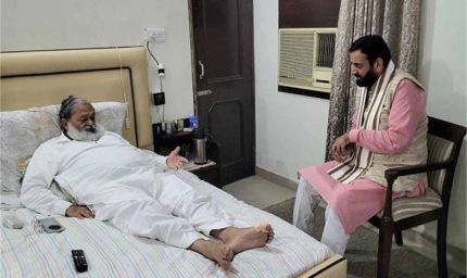 हरियाणा के ऊर्जा और परिवहन मंत्री अनिल विज के पैर के अंगूठे में फ्रैक्चर, हाल-चाल जानने पहुंची CM सैनी