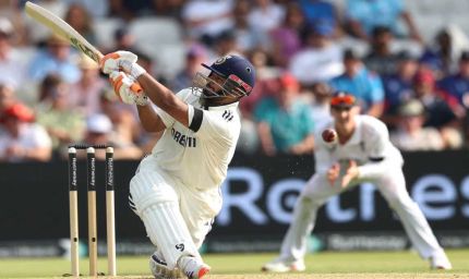 ऋषभ पंत ने शतक जड़कर बना दिया 'महारिकॉर्ड', धोनी-साहा को छोड़ा पीछे