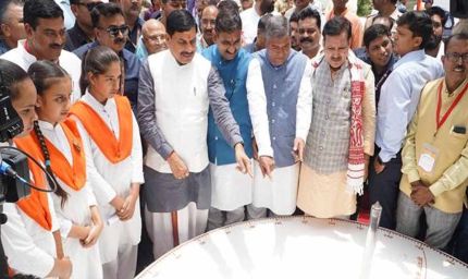 मुख्यमंत्री ने शंकु यंत्र पर परछाई परिचालन व्यवस्था में शून्य होती परछाई को देखा और उपस्थित सभी को सूर्य परिचालन समझाया