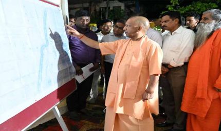 सीएम योगी निकले गोरखपुर की सड़कों पर,  निर्माण कार्यों का लिया जायजा