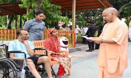 मुख्यमंत्री योगी गोरखनाथ मंदिर परिसर में आयोजित ‘जनता दर्शन’ में आए लोगों की सुनी समस्याएं