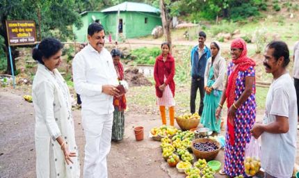 मुख्यमंत्री डॉ. यादव ने बारिआम गांव की महिलाओं से खरीदे आम...