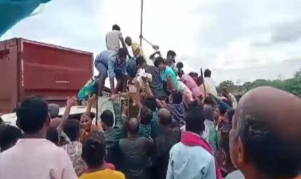 बेमेतरा में  मुर्गियों से भरा वाहन पलटा, घायल ड्राइवर को बचाना छोड़ मुर्गियां लूटकर भगने लगे लोग