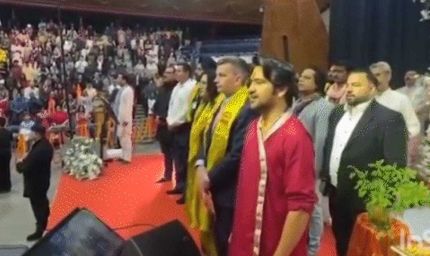 न्यूजीलैंड के प्रधानमंत्री डेविड ब्रीन बागेश्वर धाम के पंडित धीरेंद्र शास्त्री से मिले, सुनी हनुमान कथा