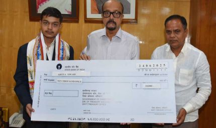 रायपुर : राज्यपाल श्री डेका ने मेधावी छात्र आदित्य का किया सम्मान