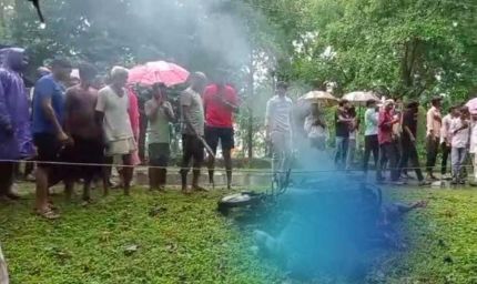 बालाघाट जिले में मार्ग पर चलती बाइक में विद्युत करंट लगने से एक ही परिवार के तीन लोग जिंदा जल गए
