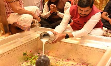 मुख्यमंत्री डॉ. यादव ने वाराणसी में किये बाबा काशी विश्वनाथ के दर्शन