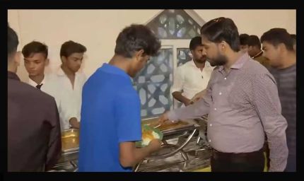 आज खान सर ने पटना में लड़कों को दी अपनी शादी की पार्टी, परोसे 'एक सौ छप्पन भोग'