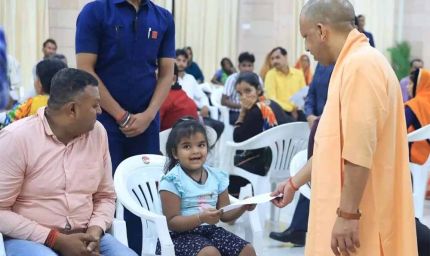 सीएम योगी के ‘जनता दर्शन’ में गुहार लगाने वाली मासूम वाची का नर्सरी में हुआ एडमिशन