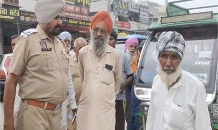 ट्रैफिक इंचार्ज निर्भय सिंह ने ई-रिक्शा चालकों से नंबर प्लेट, ड्राइविंग लाइसैंस और कागजात पूरे होने के बारे में बात की