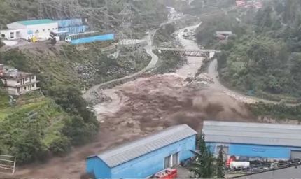 कुल्लू : सैंज घाटी में फटा बादल, सैलाब में बहते दिखे पेड़, नदी भी उफनाई,मंत्री-DC फंसे