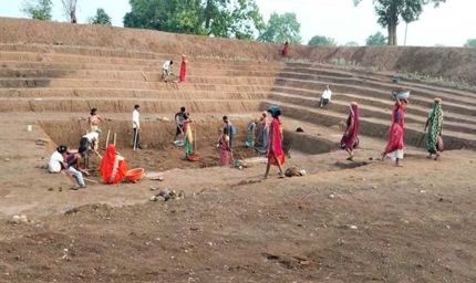 जल गंगा संवर्धन अभियान: बारिश के पानी का संचयन करने ग्रामीणों ने दिखाई जागरूकता