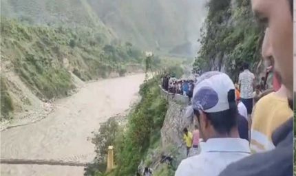 रुद्रप्रयाग: चारधाम यात्रा पर निकले श्रद्धालुओं की बस खाई में गिरी, 2 की मौत, 8 को सकुशल बचाया गया, राहत-बचाव कार्य जारी