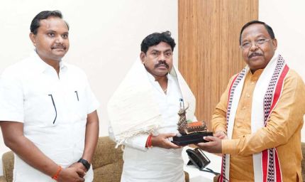 रायपुर : उत्तरप्रदेश के राज्य मंत्री संजय सिंह गौड़ ने मंत्री रामविचार नेताम से की मुलाकात