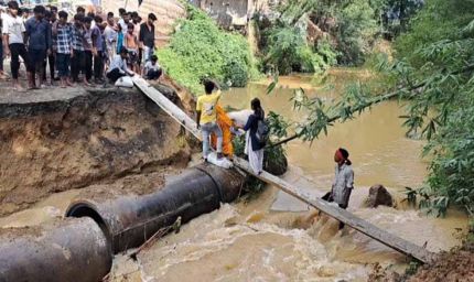 गुहिया नदी पर बना डायवर्सन पानी के दबाव के कारण बहा, आवागमन ठप