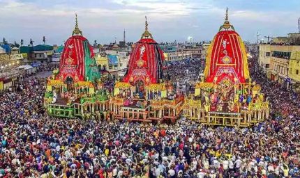 पुरी : जगन्नाथ रथ यात्रा शुरू, भोई राजवंश के मुखिया ने बुहारी सोने की झाड़ू