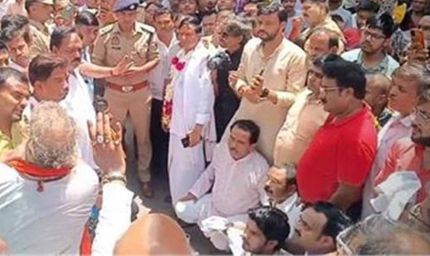 जगन्नाथ रथयात्रा में महंत से अभद्रता पर विवाद, समिति सदस्य धरने पर बैठे