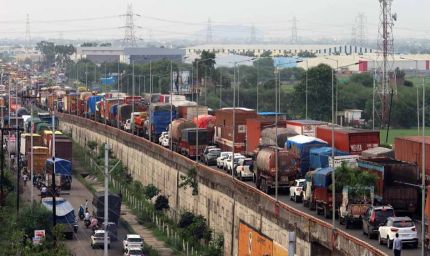 इंदौर-देवास हाईवे पर भीषण जाम, कार में फंसे व्यक्ति की घबराहट से हुई मौत