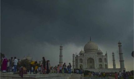 दुनिया के सात अजूबों में शामिल ताजमहल के गुंबद से टपकने लगा पानी! 73 मीटर ऊंचाई से हो रहा रिसाव