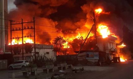 गद्दा फैक्ट्री में लगी भीषण आग, दो घंटे के बाद आग पर पाया गया काबू, एक मौत