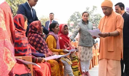 योगी ने जनता दर्शन में सुनीं 200 लोगों की समस्याएं, निस्तारण के दिए निर्देश