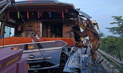 उत्तर प्रदेश में एक निजी बस ट्रक से टकराई तीन की मौत