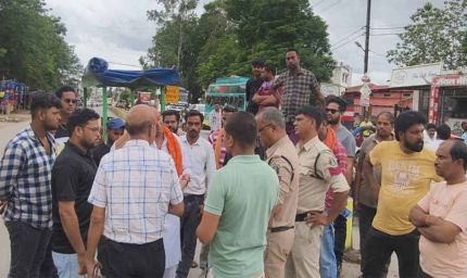 कटघोरा में शहरवासियों ने बिजली-पानी की समस्या से परेशान हो कर किया चक्काजाम