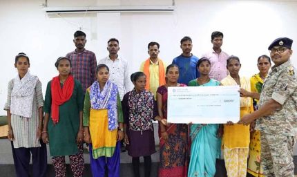 छत्तीसगढ़ में तेरह नक्सलियों ने आत्मसमर्पण किया