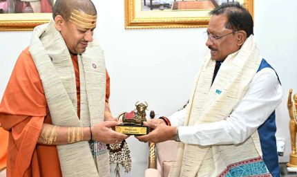 मुख्यमंत्री विष्णु देव साय से निरंजन पीठाधीश्वर महामंडलेश्वर डॉ. स्वामी कैलाशनंद गिरी जी महाराज ने की सौजन्य भेंट