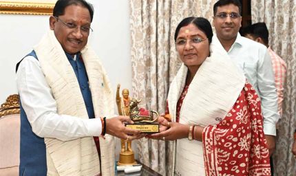 मुख्यमंत्री साय से केंद्रीय महिला एवं बाल विकास राज्य मंत्री सावित्री ठाकुर ने की सौजन्य मुलाकात