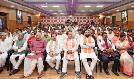 भाजपा प्रदेश अध्यक्ष दिलीप जायसवाल ने अन्य नेताओं के साथ सुनी प्रधानमंत्री की ‘मन की बात’