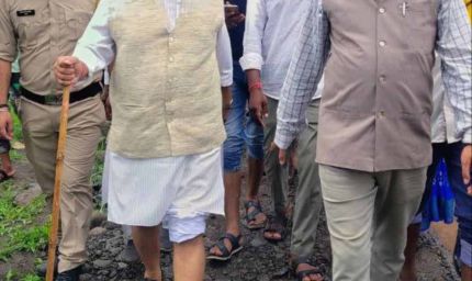 सीएम के आदेश ने फंसा दिया मंत्री को, कीचड़ में पैदल चलने की नौबत