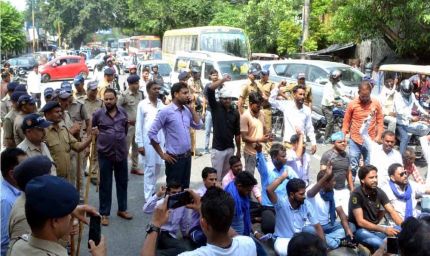 चंद्रशेखर को रोके जाने पर भड़के भीम आर्मी कार्यकर्ता, सड़क पर उतरा गुस्सा